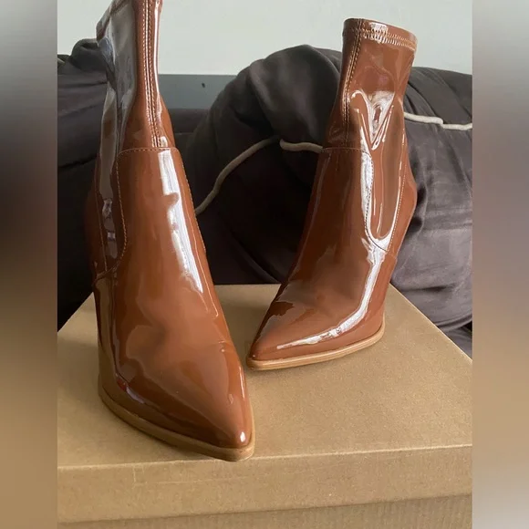 STEVE MADDEN POSSE BROWN PATENT BOOTIE - Picture 2 of 6